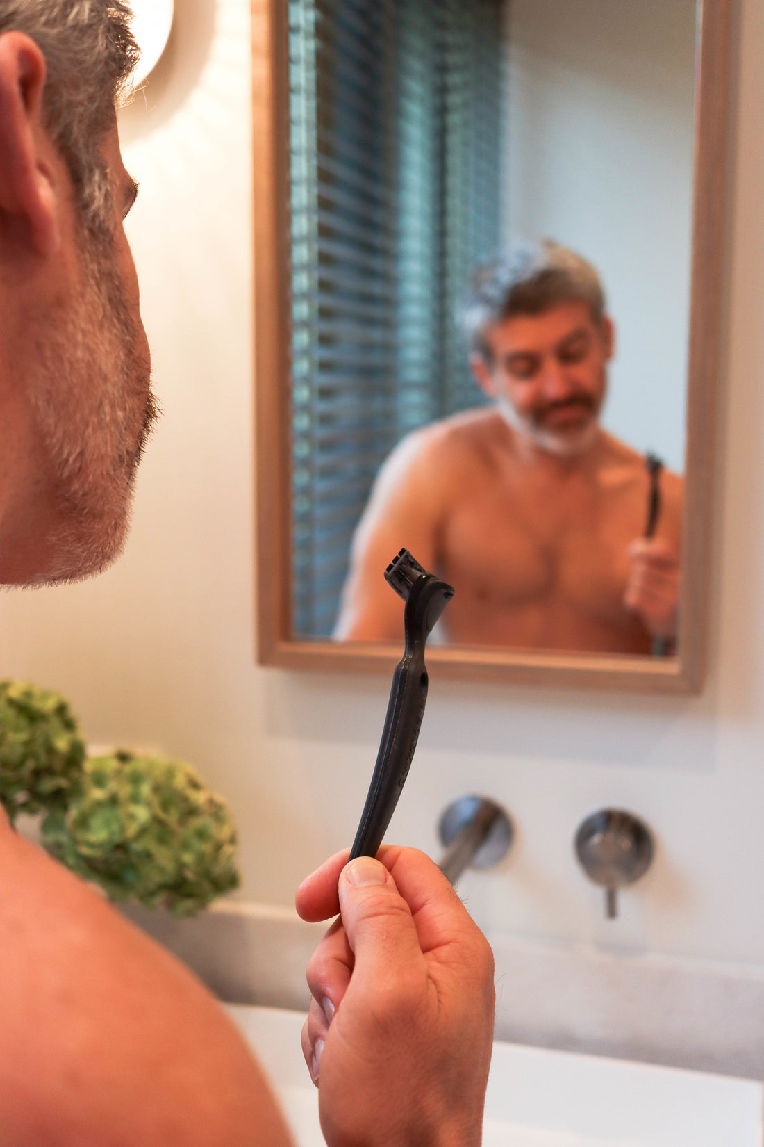 A COMPLETE GUIDE ON USING THE BEST BALL SHAVER OF ALL TIME: THE RAZOR